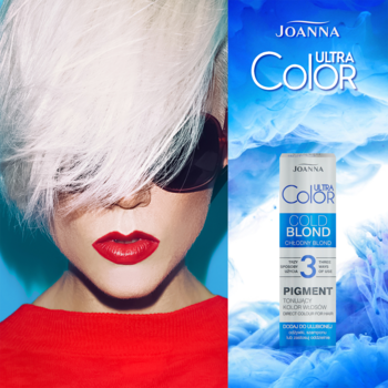 Joanna Ultra Color pigment Cold Blond w tubce na niebieskim tle, po lewej modelka z platynowymi włosami.