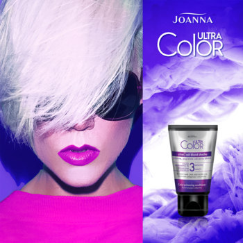Joanna Ultra Color odŴywka koloryzująca w fioletowej tubce z srebrną nakrętką, obok modelka z białymi włosami.