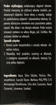 Tył czarnego opakowania pudru stylizującego do włosów, z białym tekstem o właściwościach i składzie.
