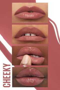 Cztery zbliżenia ust o różnych odcieniach skóry, prezentujące błyszczyk Maybelline Vinyl Ink Cheeky, winylowe wykończenie.