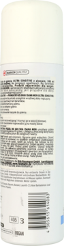 Tył białej pianki ISANA Men Ultra Sensitive do golenia, widoczny kod kreskowy, opis i etykieta VEGAN.