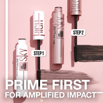 Maybelline Sky High Tinted Primer (biała tuba, krok 1) i Mascara (różowa, krok 2) na różowym tle dla wzmocnionego efektu.