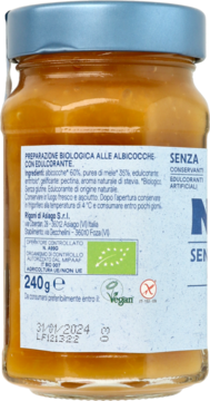 Tył szklanego słoika z organicznym dżemem morelowym bez cukru. Widoczna niebieska etykieta ze składem i BIO.