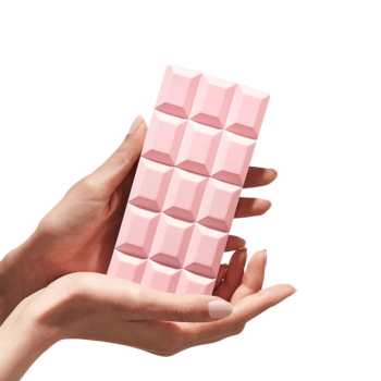 Różowa butelka perfum Sweet Tooth Sabrina Carpenter w kształcie tabliczki czekolady, trzymana w dłoniach.