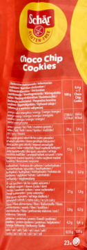 Tył czerwonego opakowania ciasteczek Schär Choco Chip Cookies bezglutenowych, z tabelą wartości odżywczych.