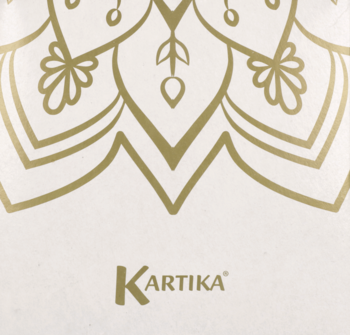 Zbliżenie na białe opakowanie chusteczek uniwersalnych Kartika; widoczny złoty wzór mandali i logo.