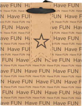 Kraftowa torebka prezentowa z czarnymi uchwytami, wzór "Have FUN" i czarna gwiazda na brązowej zawieszce.