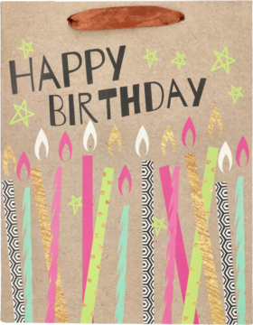Mała brązowa torebka urodzinowa z napisem HAPPY BIRTHDAY, ozdobiona wielobarwnymi świeczkami i gwiazdkami.