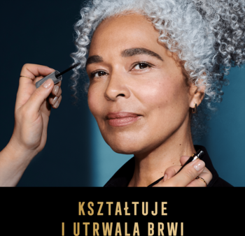 Zbliżenie na kobietę z siwymi włosami, której ręka aplikuje bezbarwny żel Max Factor Brow Sculpt do brwi.