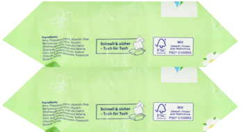 Dwa zielone opakowania chusteczek nawilżanych Sensitive, widok z tyłu z logotypami FSC i BioBased.