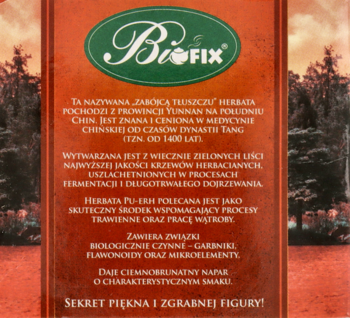 Tył czerwonego opakowania herbaty BioFIX Pu-Erh, z polskim opisem właściwości wspierających trawienie.
