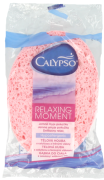 Różowa, owalna gąbka do ciała Calypso w przezroczystej folii z napisem "RELAXING MOMENT", widok z przodu.