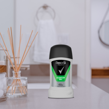 Rexona MEN Quantum Dry 48h antyperspirant w sztyfcie, biało-czarny, z przodu w jasnej łazience.