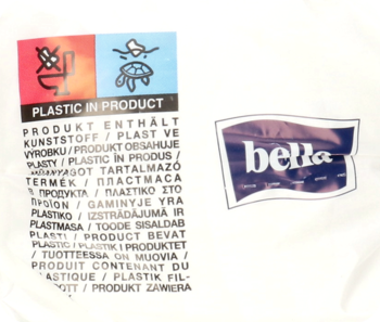 Białe opakowanie podpasek higienicznych bella, zbliżenie na etykietę z ostrzeżeniem o plastiku i symbolami utylizacji.