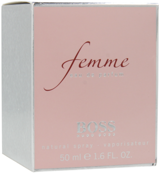 Różowe pudełko perfum Hugo Boss Femme 50ml, z białym bokiem i srebrnymi napisami, widok z przodu pod kątem.
