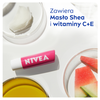 Różowa pomadka NIVEA Watermelon, masło shea i arbuzy na białym tle, zawiera witaminy C+E.