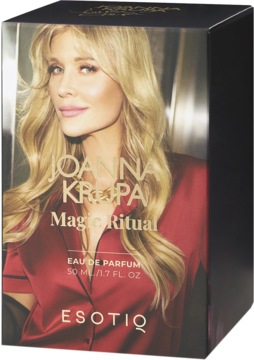 Ciemne pudełko perfum Joanna Krupa Magic Ritual Eau de Parfum ze zdjęciem blondynki, widok pod kątem.