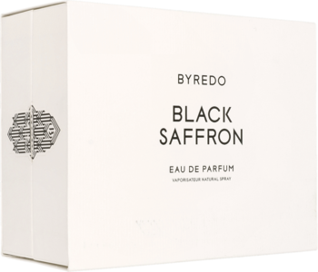 Białe pudełko perfum Byredo Black Saffron z czarnym napisem i srebrnym ozdobnym symbolem, widok pod kątem.
