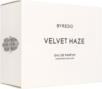 Białe pudełko Byredo Velvet Haze Eau de Parfum, z czarnym napisem i srebrnym wzorem.