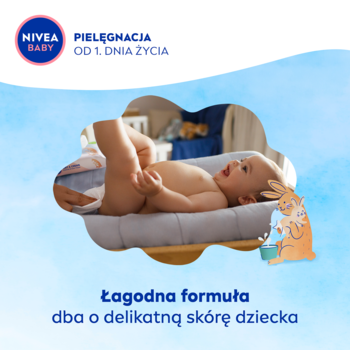 NIVEA BABY: Radosne dziecko w pieluszce na przewijaku, symbol delikatnej pielęgnacji wrażliwej skóry.