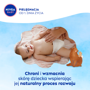 NIVEA BABY: Uśmiechnięte niemowlę w pieluszce na jasnym kocu. Dłoń dorosłego pielęgnuje skórę. Napis o ochronie.
