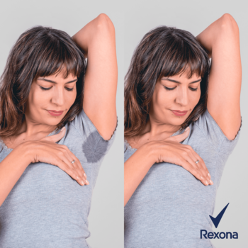 Kobieta przed i po użyciu Rexona Advanced Protection: mokra pacha na szarej bluzce i sucha pacha z logo Rexona.