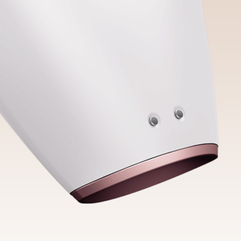 Zbliżenie na GESKE mikroprądowy lifting do twarzy 6w1. Białe urządzenie z dwoma srebrnymi detalami i różowo-złotą obwódką.