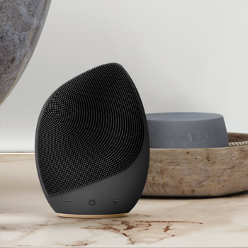 Czarna szczoteczka soniczna Geske 5w1 SmartSonic do twarzy, widok z przodu na marmurowym blacie.