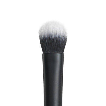 IsaDora Large Eyeshadow Brush, pędzel z miękkim biało-czarnym włosiem i czarną rączką, zbliżenie.