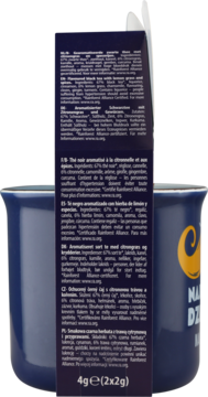 Tył ciemnego kartonowego opakowania herbaty 4g (2x2g) z wielojęzycznym opisem, na tle granatowego kubka.