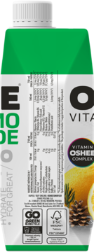 Tył zielono-białej butelki Oshee Vitamin Complex, napoju cytrynowo-sosnowego z witaminami, z etykietą i symbolami recyklingu.