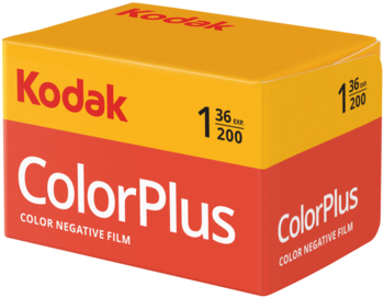Żółto-czerwone opakowanie filmu Kodak ColorPlus 200WW, 36 klatek, kolorowy negatyw, widok pod kątem.