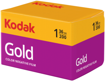 Żółto-purpurowe opakowanie filmu Kodak Gold Color Negative Film 200, 36 klatek, widok z boku.