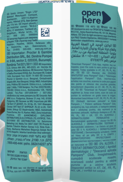 Tył opakowania Pampers, biało-błękitny, z informacjami w wielu językach i grafiką dłoni. Widok z boku.