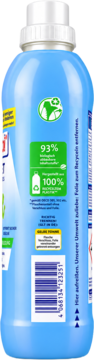 Tył niebieskiej butelki płynu do prania Ariel, z etykietą o 93% składników roślinnych i 100% recyklingu.