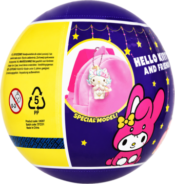 Hello Kitty and Friends kapsuła z charmsami 3D, fioletowo-żółta, widok z boku z My Melody i uroczym charmsem.