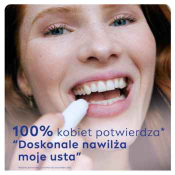 Kobieta aplikuje białą pomadkę NIVEA Med Repair na usta, z tekstem 100% kobiet potwierdza nawilżenie.