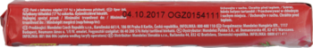 Czerwone opakowanie cukierków z płynnym nadzieniem truskawkowym, widok z tyłu z datą 06.10.2017.