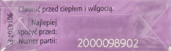 Fioletowy bok opakowania cukierków Ricola bez cukru, z numerem partii 2000098902 i datą spożycia.