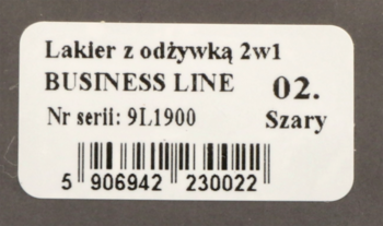 Biała etykieta lakieru z odżywką 2w1 Business Line, kolor Szary 02, z numerem serii i kodem kreskowym.