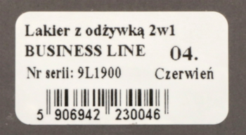 Zbliżenie na beżową etykietę lakieru do paznokci z odżywką 2w1 Business Line, kolor 04 Czerwień, z kodem kreskowym.