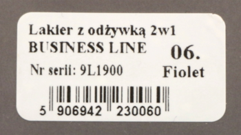Biała etykieta lakieru z odżywką 2w1 Business Line 06 Fiolet, z kodem kreskowym, na ciemnoszarym tle.