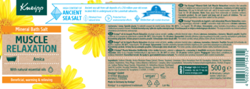 Kneipp Muscle Relaxation sól do kąpieli z arniką. Front zielono-białego opakowania z żółtymi kwiatami.