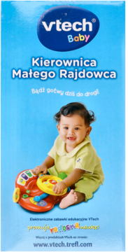 Pionowe opakowanie VTech Kierownica Małego Rajdowca, na niebieskim tle uśmiechnięte dziecko bawi się żółto-czerwoną kierownicą.