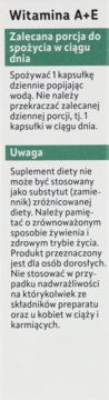 Bliski kadr etykiety suplementu Witamina A+E z zielonymi polami, opisem dawkowania i szczegółowymi ostrzeżeniami.