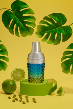 Pepe Jeans Cocktail męska EDT w srebrno-niebiesko-zielonym flakonie-shakerze, na zielonej podstawce z limonkami i liśćmi.