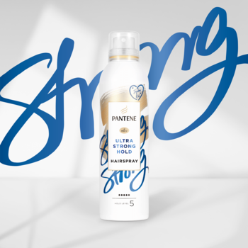 Biały lakier do włosów Pantene Ultra Strong Hold Hairspray w butelce z niebiesko-złotym designem, widok z przodu.