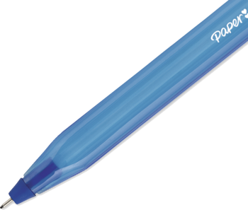 Zbliżenie na niebieski długopis Paper Mate InkJoy z trójkątnym, półprzezroczystym korpusem, widoczny pod kątem.