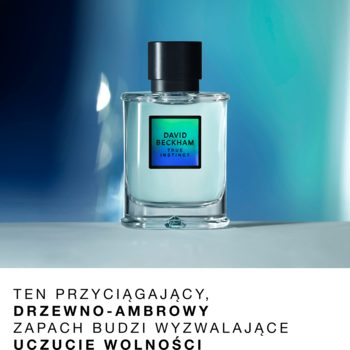 Woda perfumowana David Beckham True Instinct, jasnoniebieska butelka z czarną nakrętką i holograficzną etykietą, na rozmytej niebieskiej poświacie.