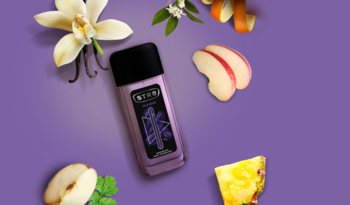 STR8 GAME męski spray, fioletowa butelka z czarnym wieczkiem na tle składników zapachu, widok z góry.